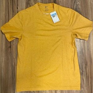 Nike Men’s Primary Dri-FIT Short sleeved versatile shirt size Medium